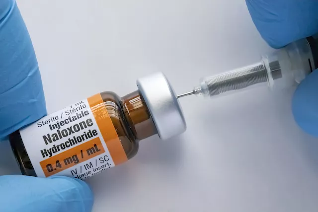 A chart comparing the similarities and differences between Naloxone and Naltrexone.