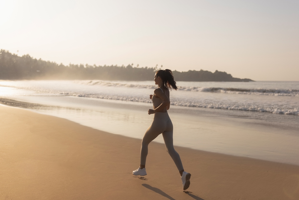 Graphic illustrating tips for thriving in high temperatures while staying fit.