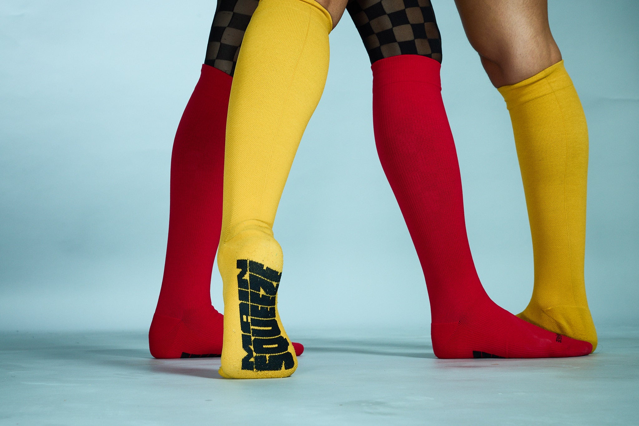 Educational infographic detailing the physiological effects and health benefits of wearing compression stockings throughout the day.