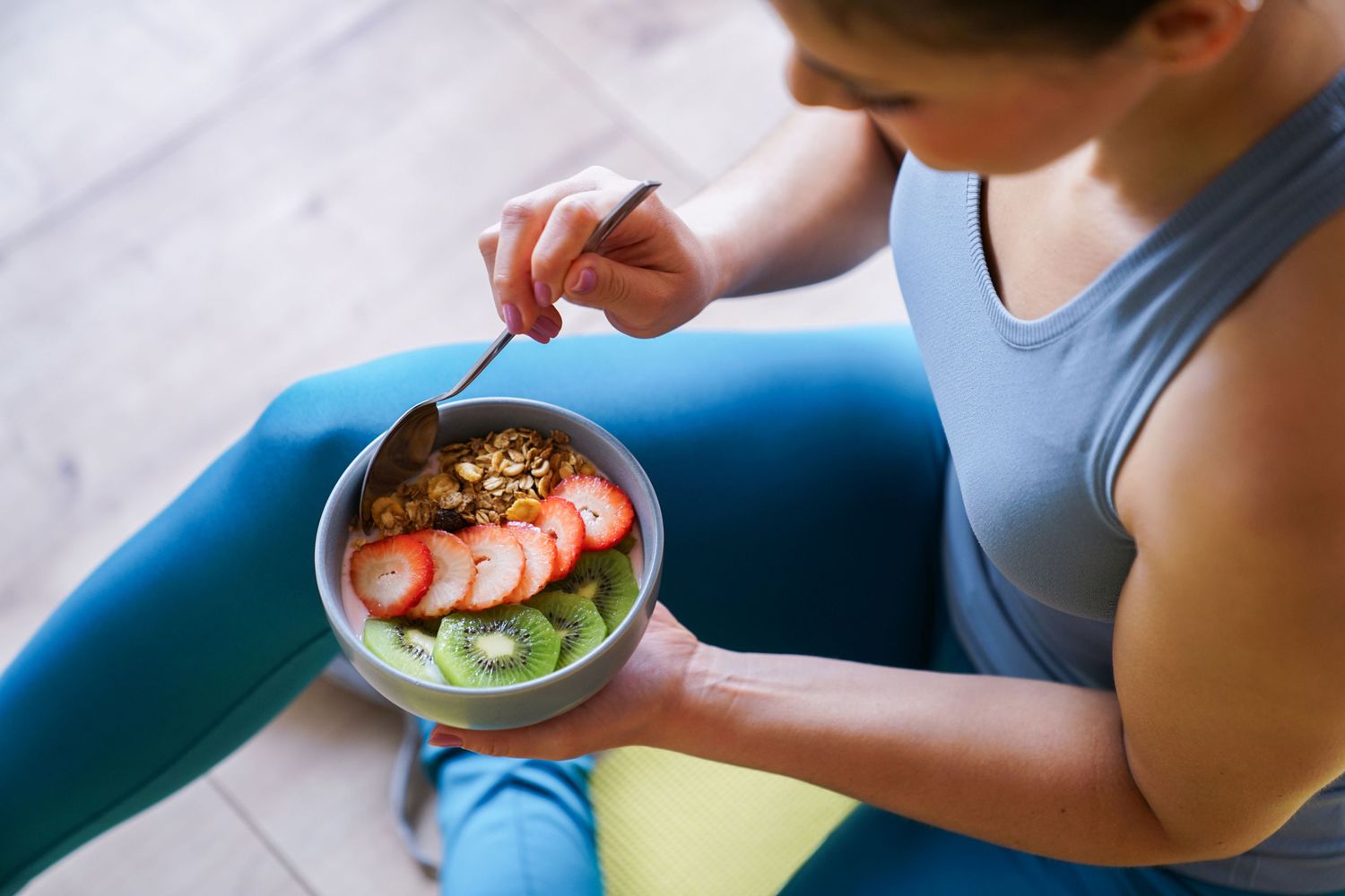 A healthy meal of oatmeal and fruit alongside exercise clothing to support immune function.